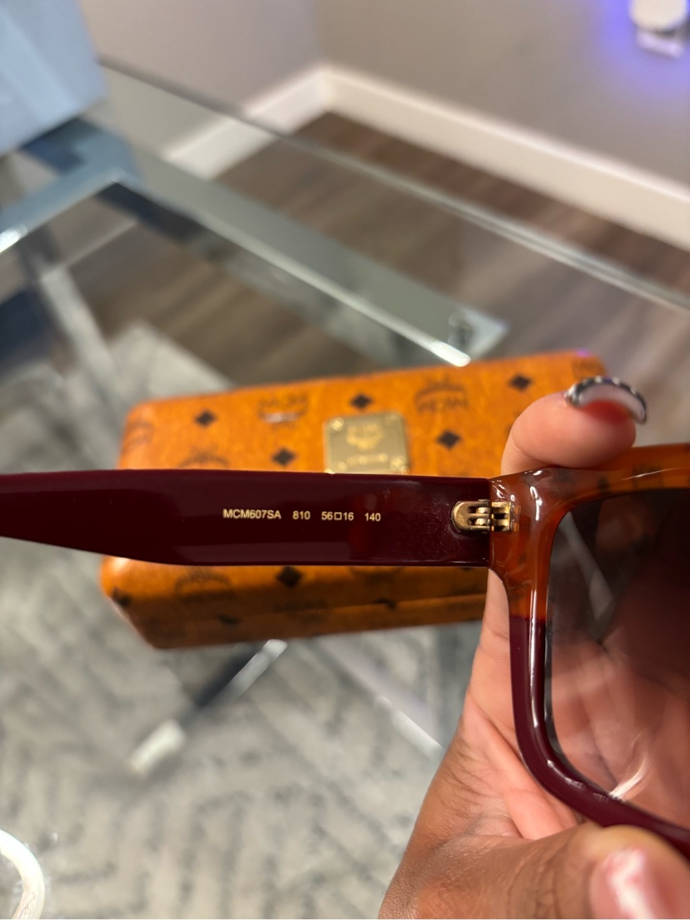 Two-Tone MCM glasses with case included - Picture 4 of 8